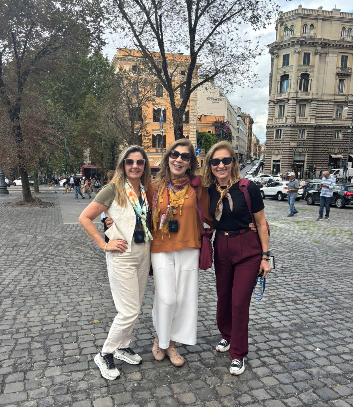 Em Roma, Betina Britto, Wanda Alckmin e Fátima Camargo, que fazem uma viagem pela Itália.