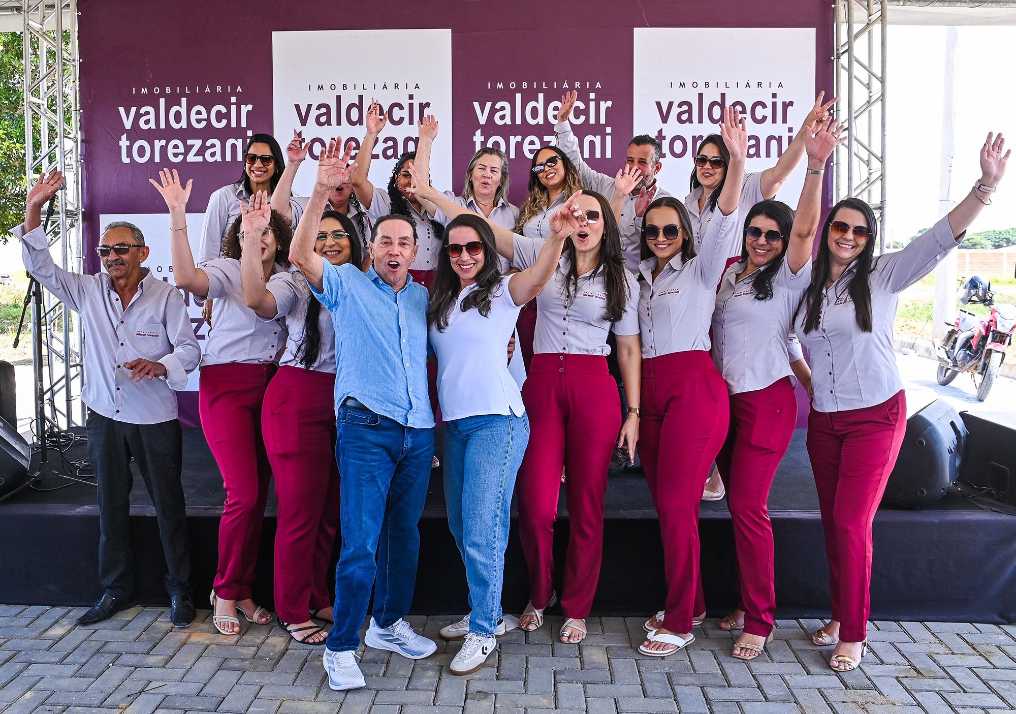Valdecir Torezani e sua esposa Geisiane com funcionários de sua Imobiliária