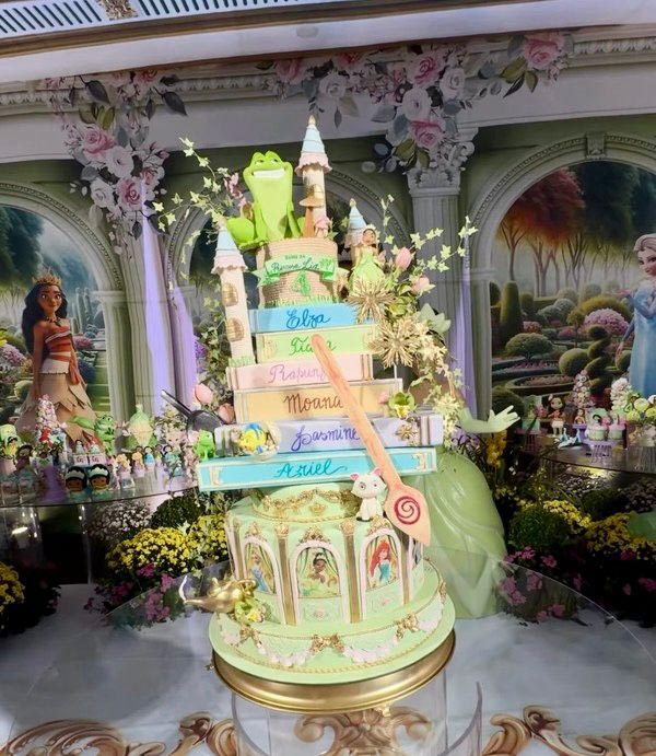 O lindo bolo com os nomes das princesas da Disney