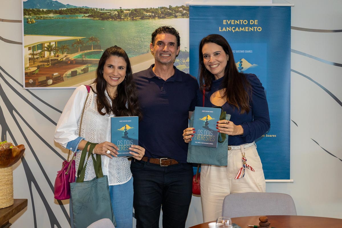 Na foto, o escritor entre as assessoras de imprensa da Nazca, Lurdinha Perovano e Denise Póvoa _Crédito Alex Gouvêa