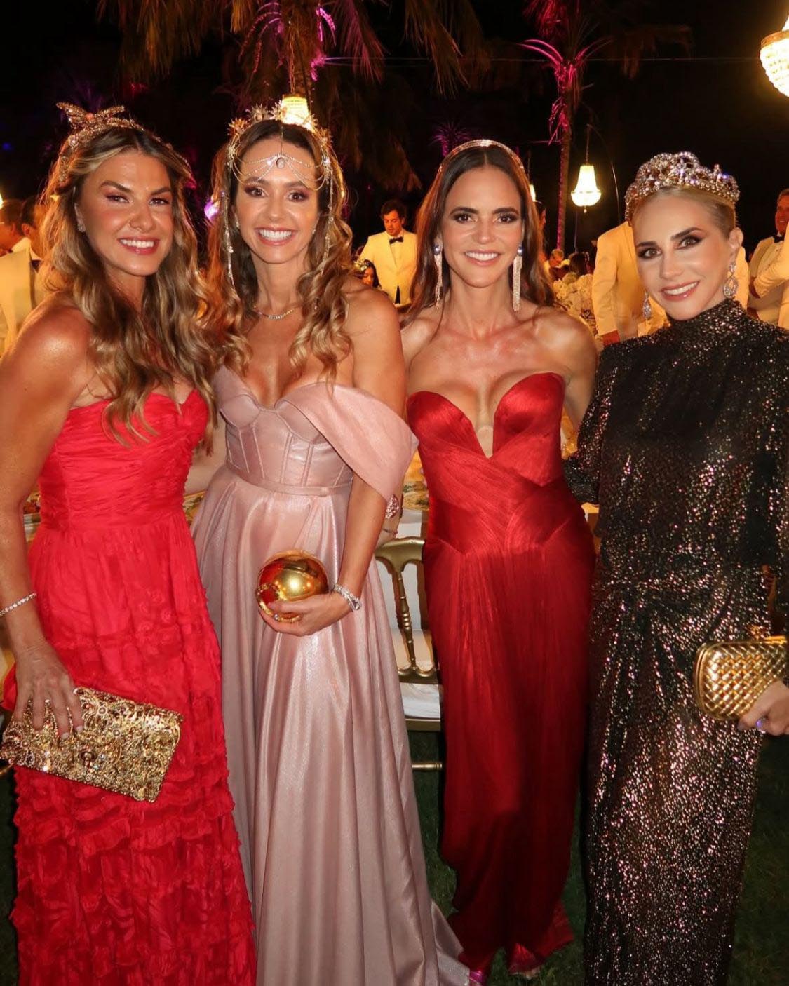 Laís Bacchi, Deborah Quintela, Emar Batalha e Carol Sapata em festança de luxo em Taormina na Itália.