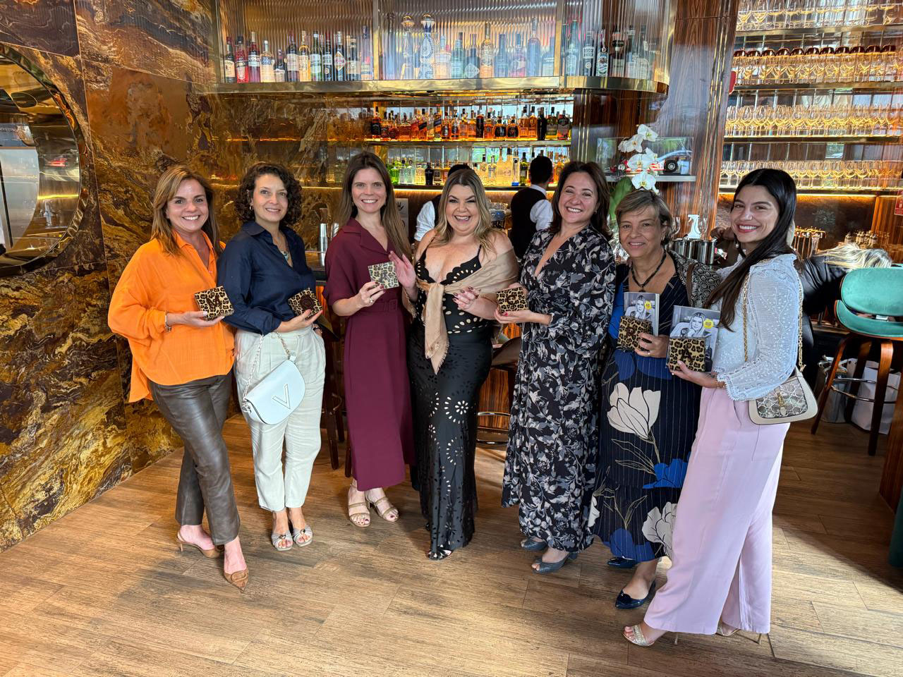 Fernanda entre as amigas,Michele Menache, Giuliana Trevizani, Alessandra Tabuaço, Carla Borriello, Rose Garcia e Amanda Martins