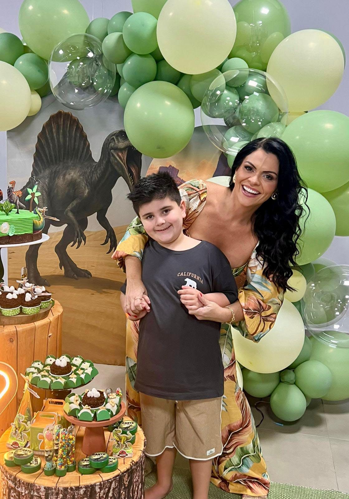 Débora Bressiane no aniversário do filho Dante, comemorando os 7 anos, com o tema Dinossauro!