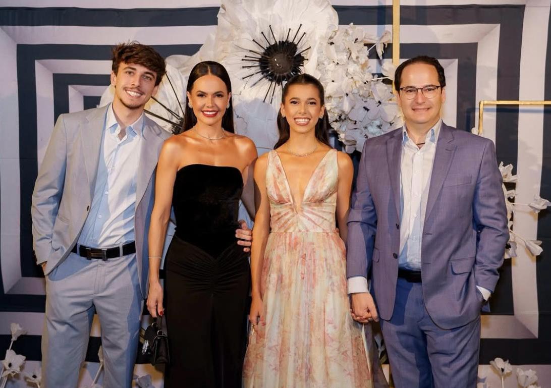 A linda Rafaela entre os pais Lígia e Rafael Ferrari, e o irmão Lucas