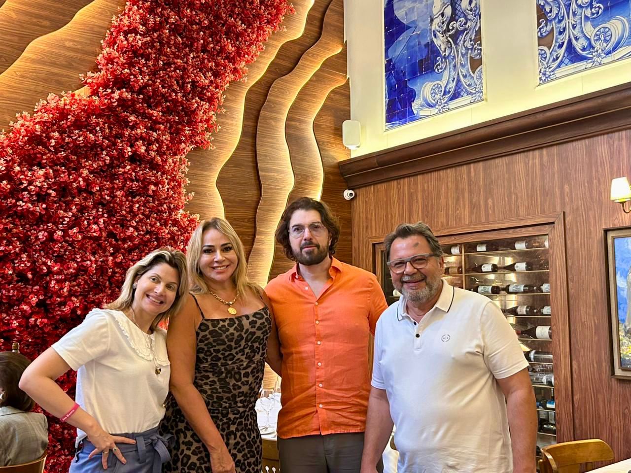 Gabriela Larica, Klércia ferraz, André Attab e André Pignatari  almoçando no Gajos D’Ouro