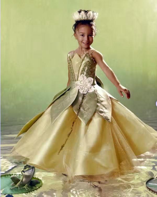 A aniversariante Liz vestida de Princesa Tiana protagonista de A Princesa e o Sapo