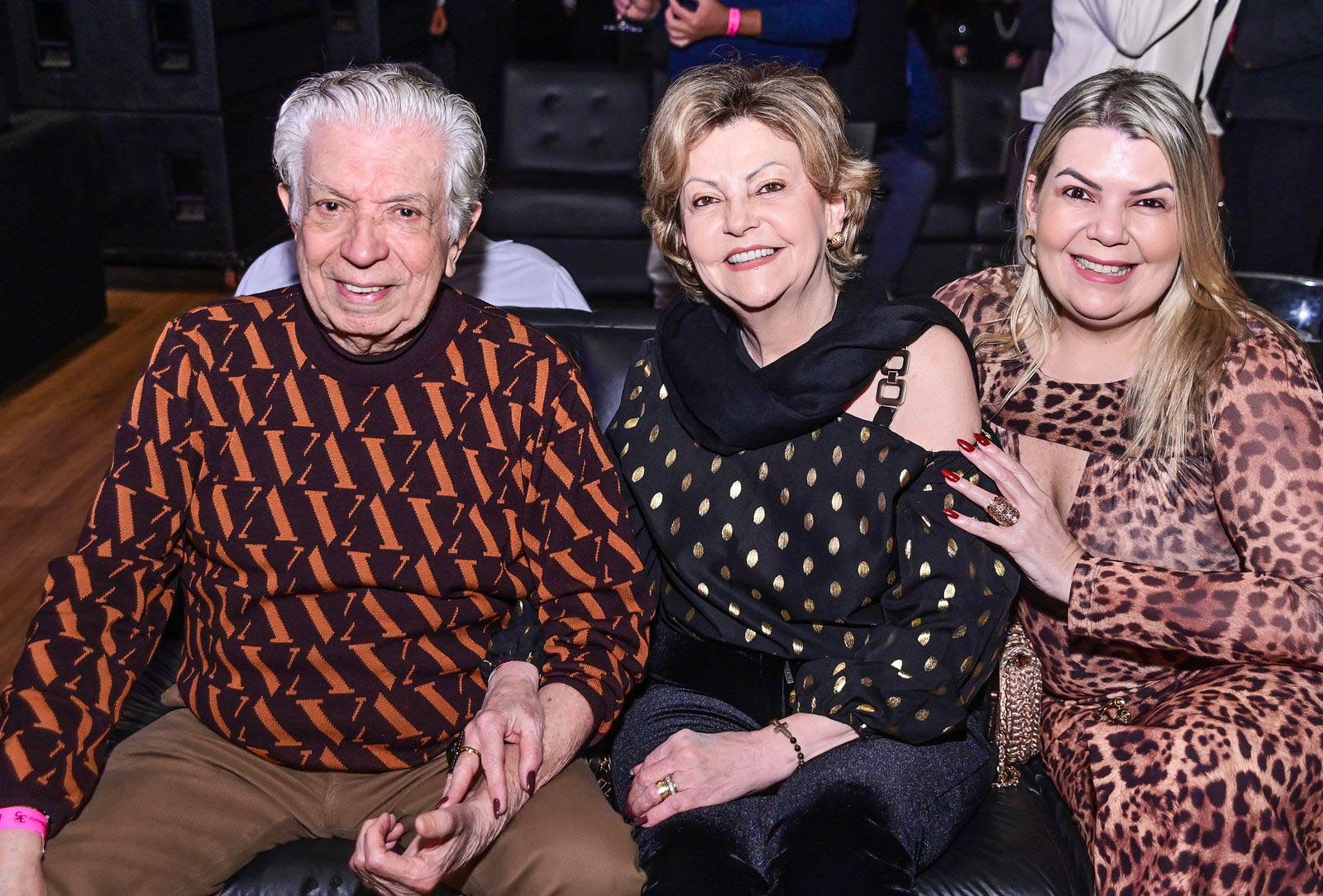 Maurício Prates ao lado de Carmen e Fernanda Prates