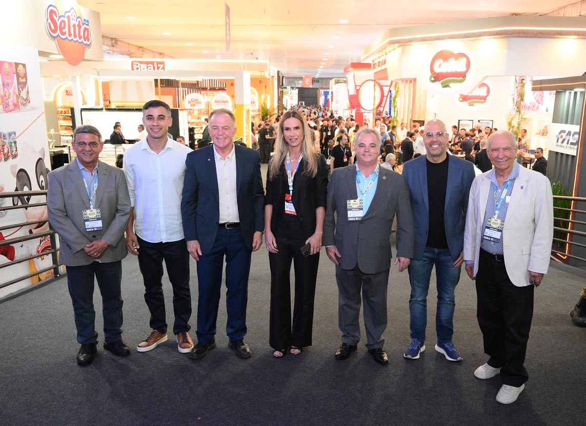 Autoridades e expositor Acaps Trade Show