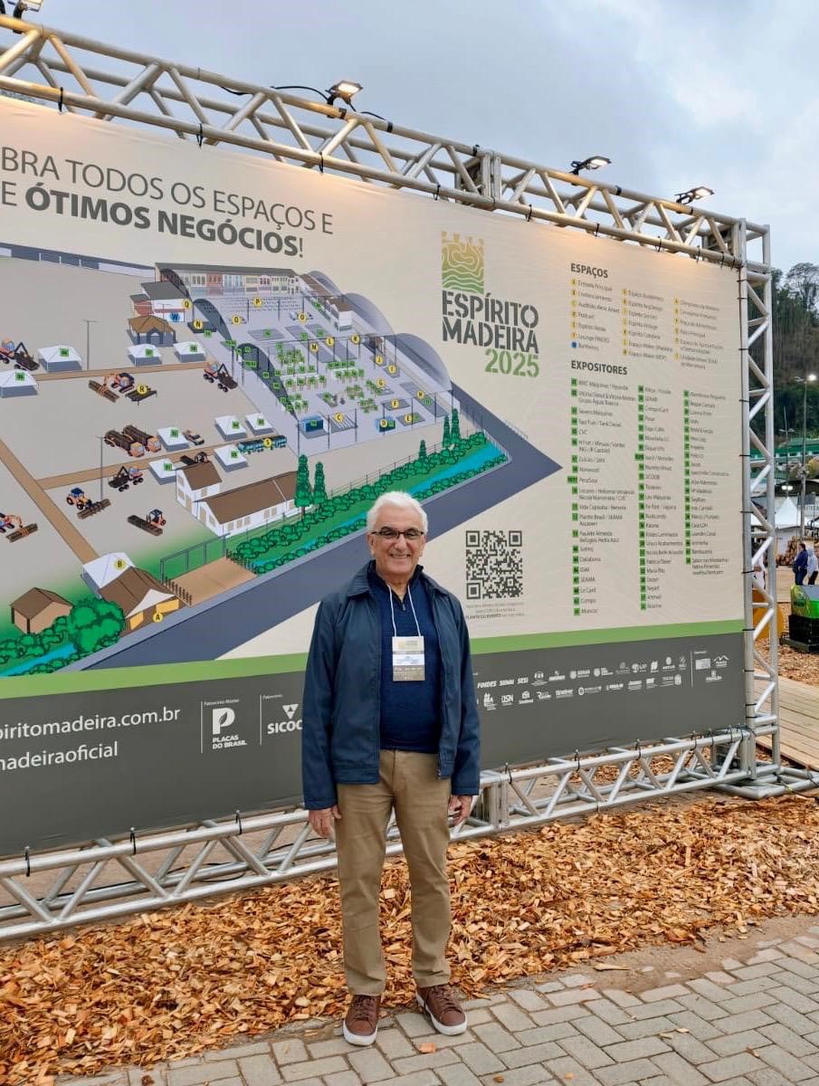 O arquiteto José Daher, associado e decano da AsBEA-ES, em visita à feira Espírito Madeira, em Venda Nova do Imigrante