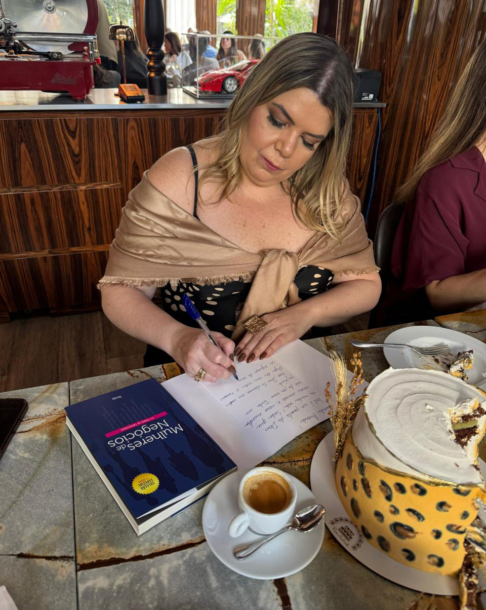 Autografando o livro Mulheres de Negócios, onde escreveu um capítulo