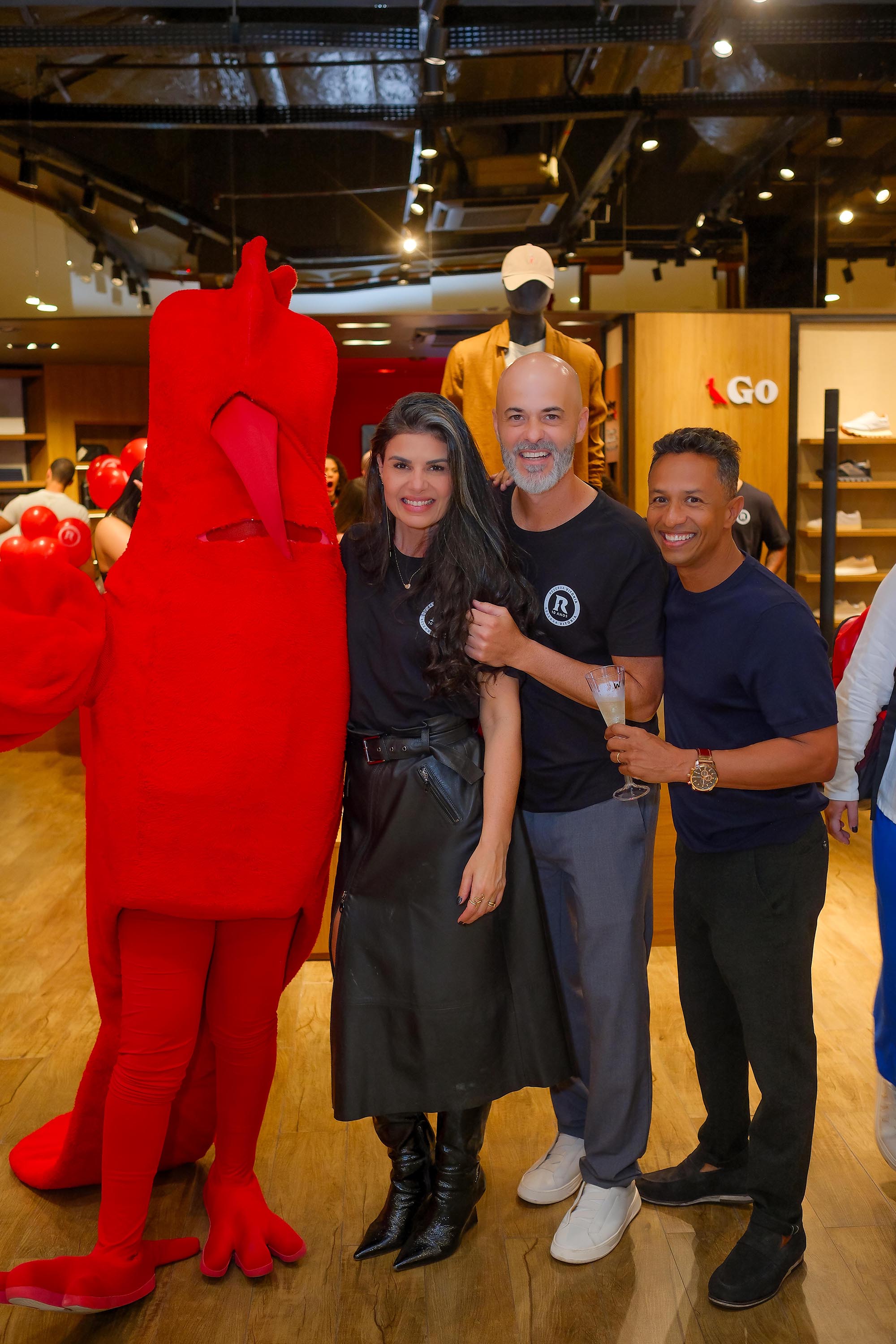 Carol , Ricardo Lobato e Andrezinho Castro com o pica-pau, Rê, mascote da marca