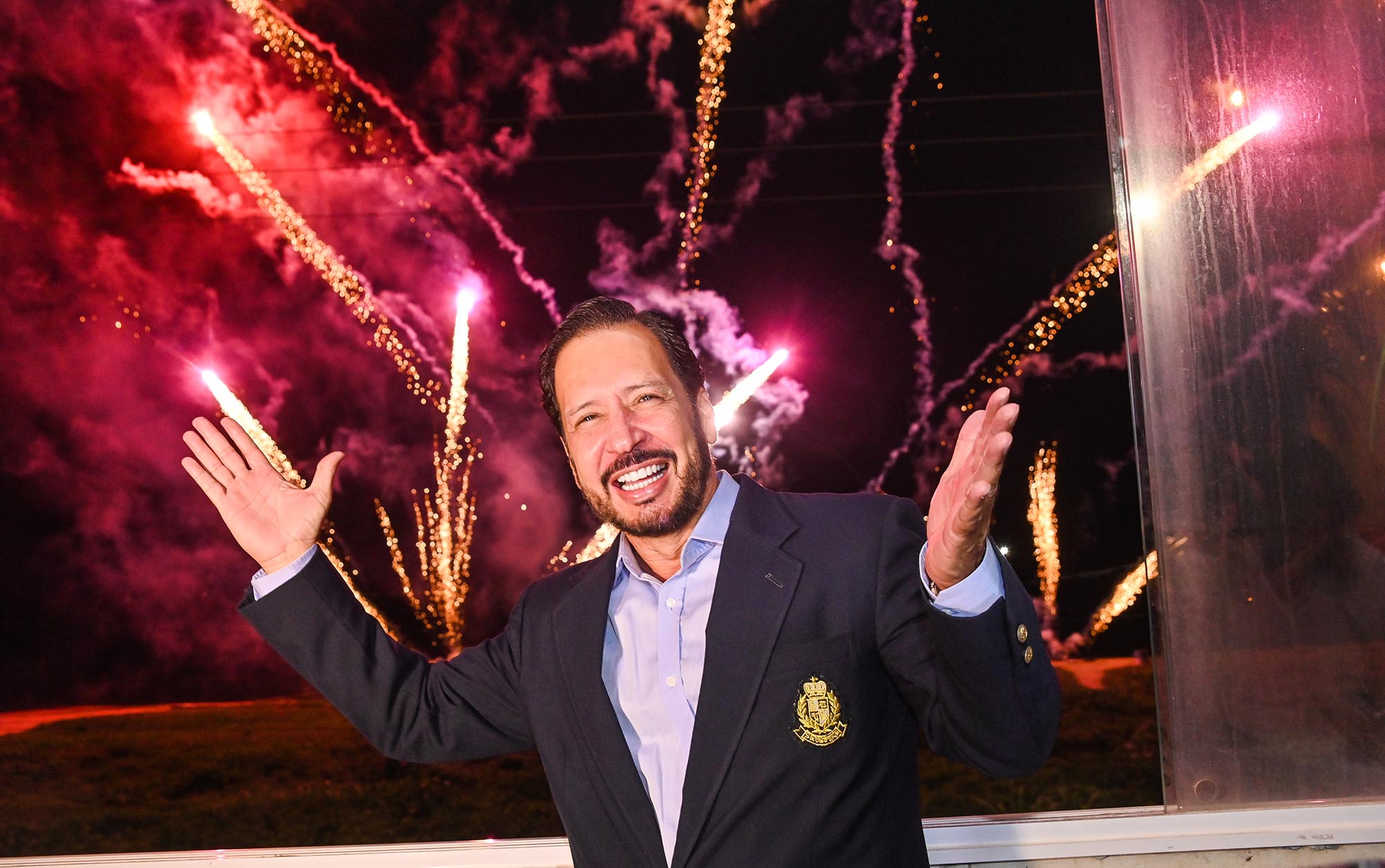 A alegria do aniversariante Wesley Sathler brindado com fogos de artifício