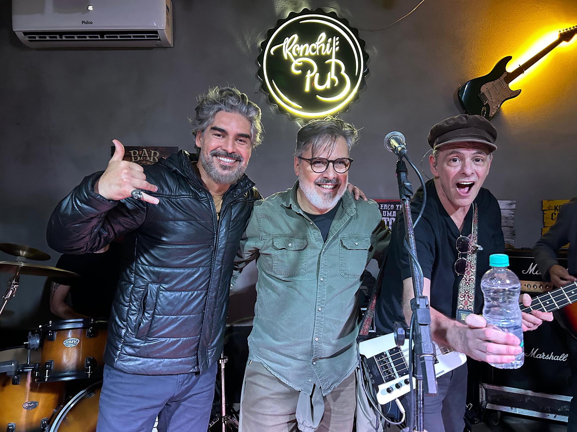 Alex Reis, Marcoz Gomez e Rodrigo Santos em show no Ronchi Pub
