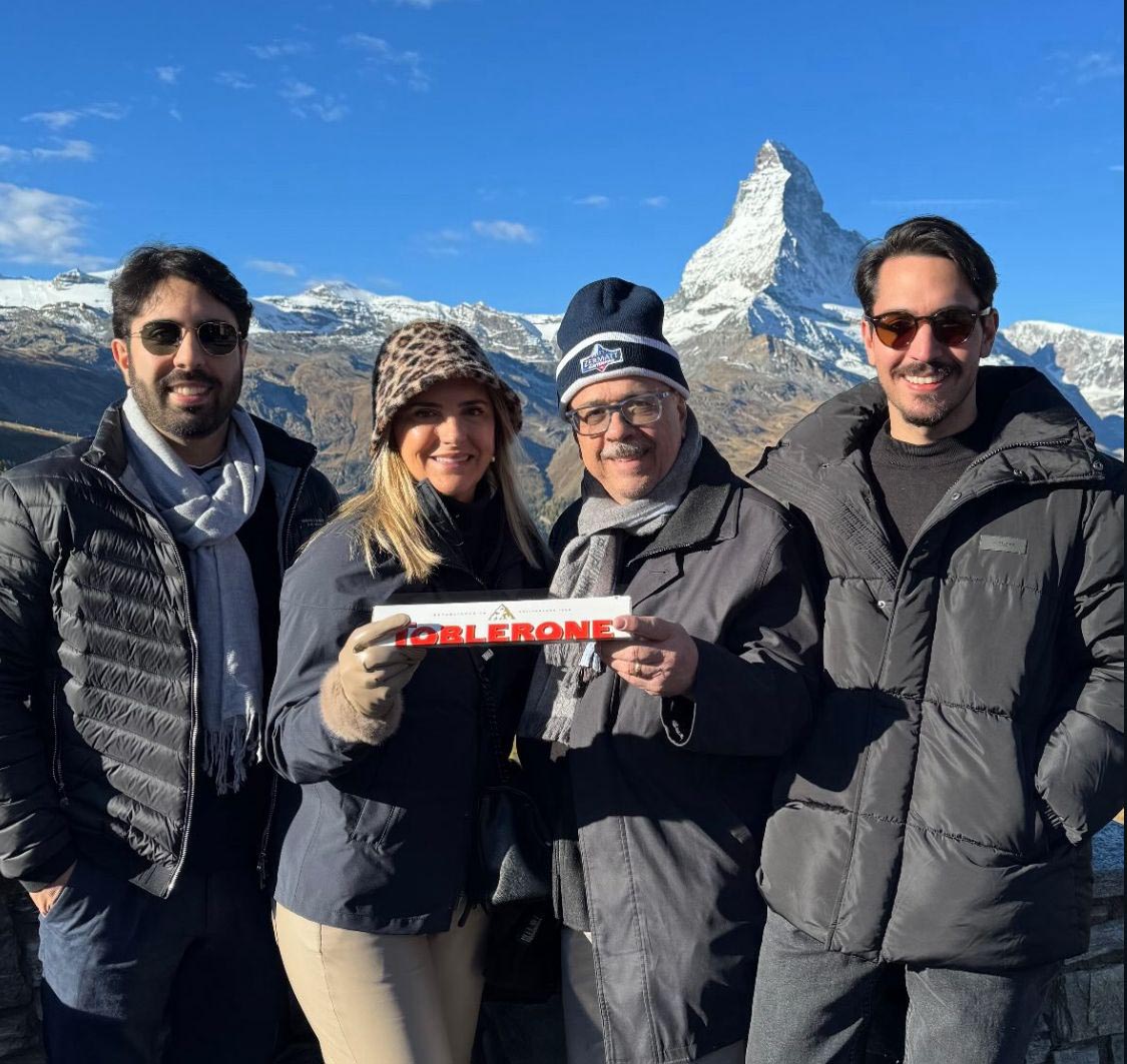 O casal Shirley e Ariosto Santos com os filhos Ariosto Neto e Arthur no The Matterhorn, Zermatt, Switzerland