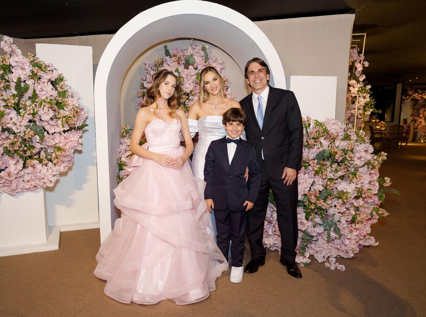Liz com a mãe, Flavia Daroz, o padrasto André Barbosa Barros e o irmão Davi