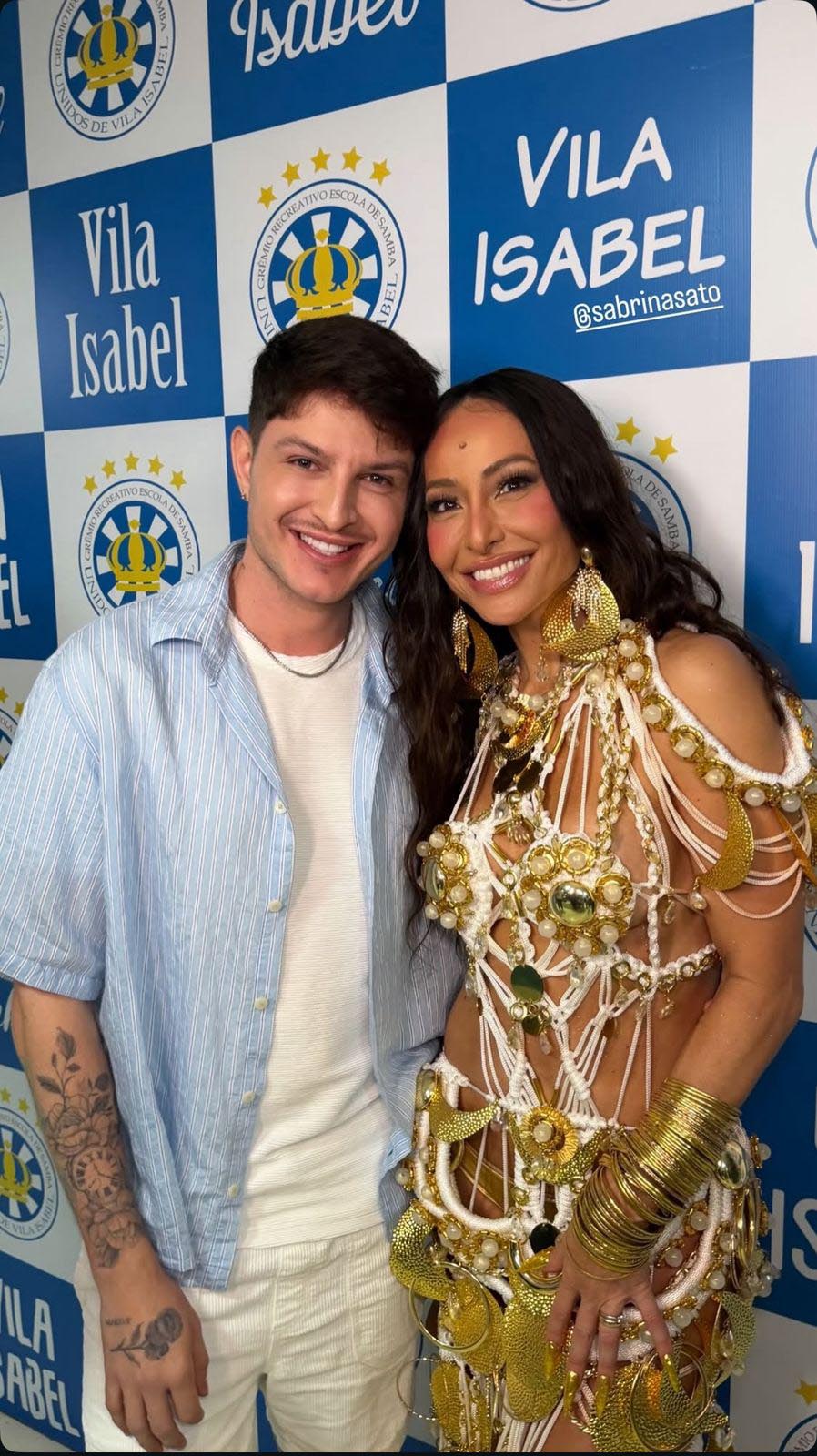 O maquiador Renan Cardoso com Sabrina Sato no ensaio da Escola de Samba Vila Isabel no RJ
