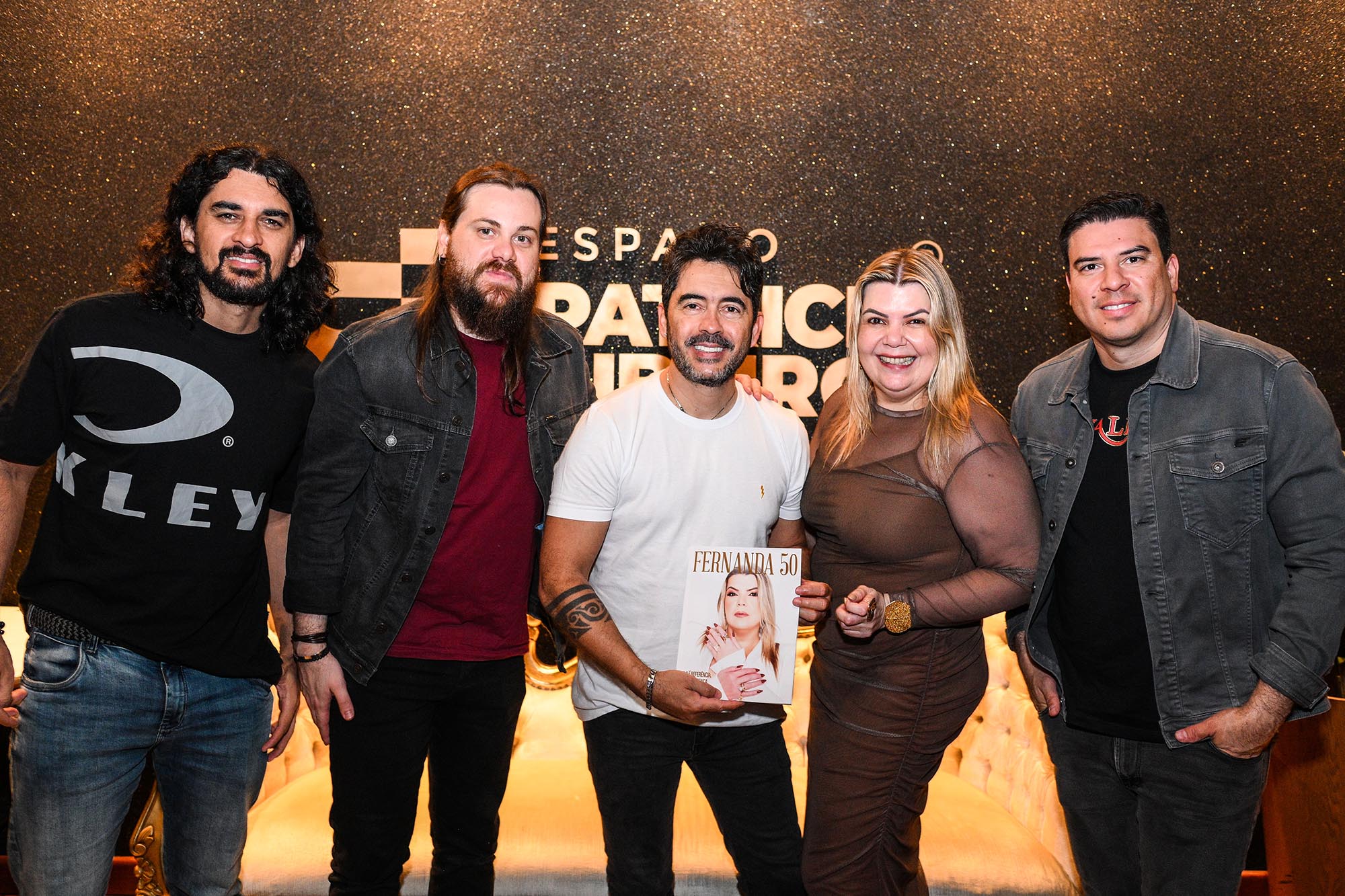 Integrantes da Liga Joe com nossa Fernanda e sua revista dos 5.0