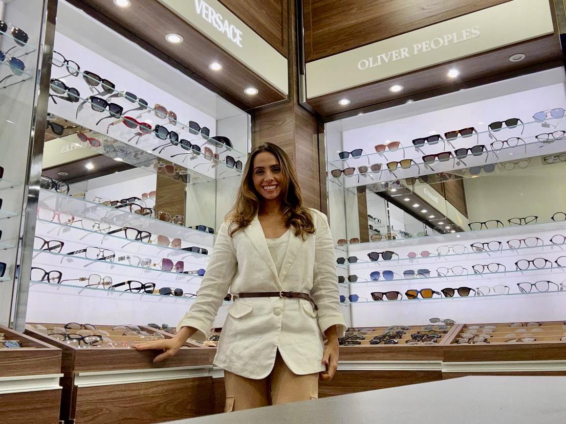 Isabela Heiderich em visita ao showroom da EssilorLuxotica_Divulgação