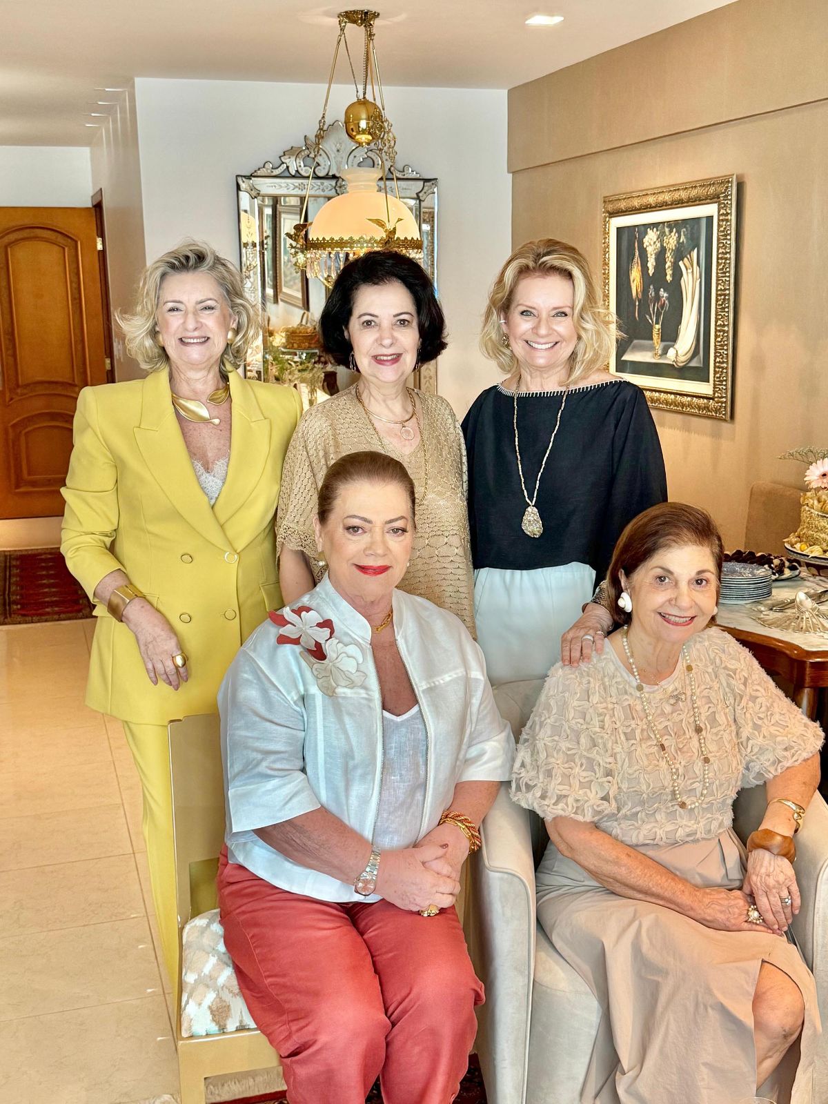 De pé, Gracinha Nader, a anfitriã Gracinha Sarkis, Solange Herkenhoff e sentadas, Hélvia Abaurre e Soeli Gama