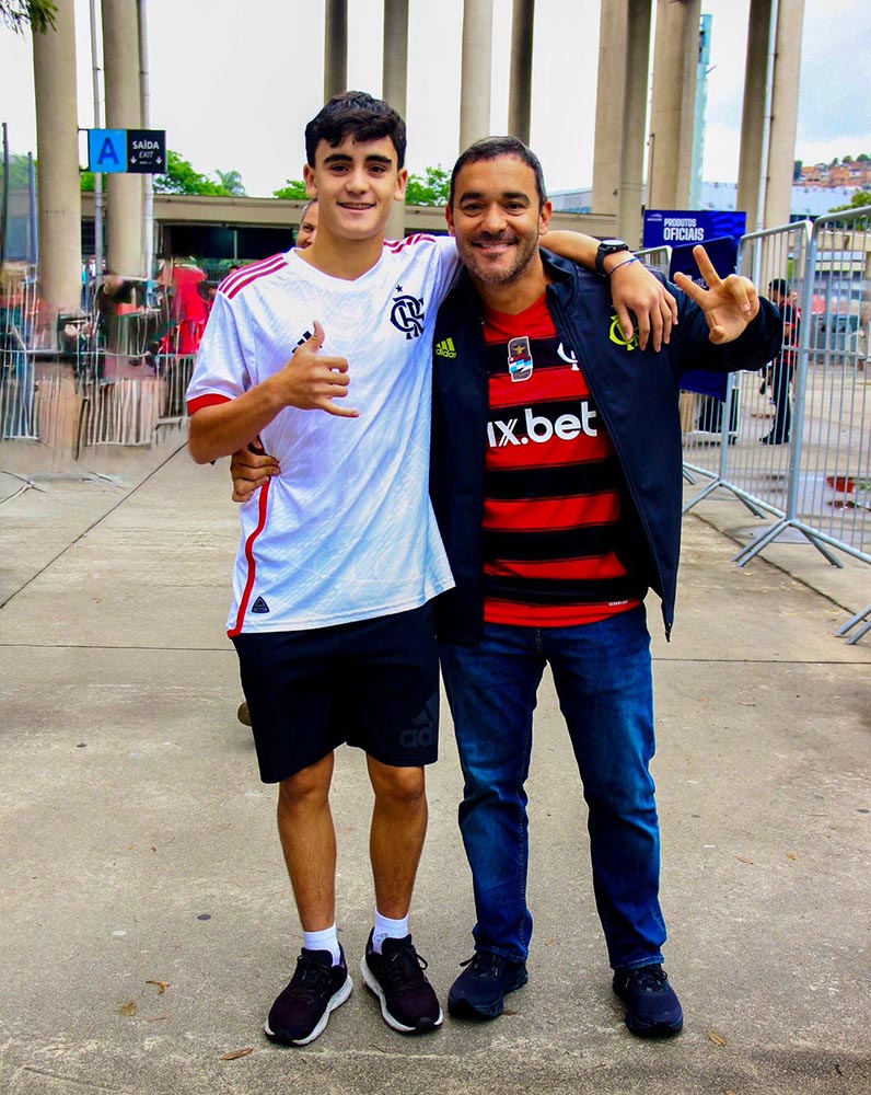 O advogado Felipe Finamore, com o filho, no jogo do Flamengo X Palmeiras pela 29ª rodada do Campeonato Brasileiro, no Maracanã