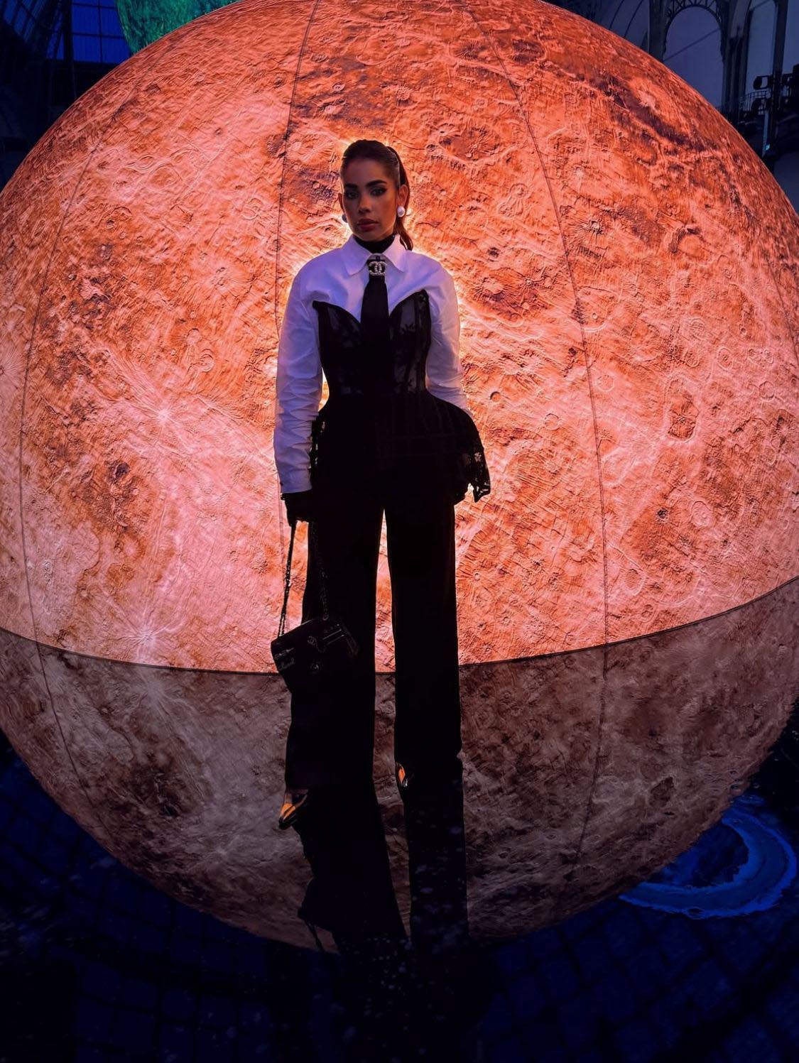 A estilista Mylla Rodrigues no desfile da Chanel no Paris Fashion Week onde assistiu na primeira fila!