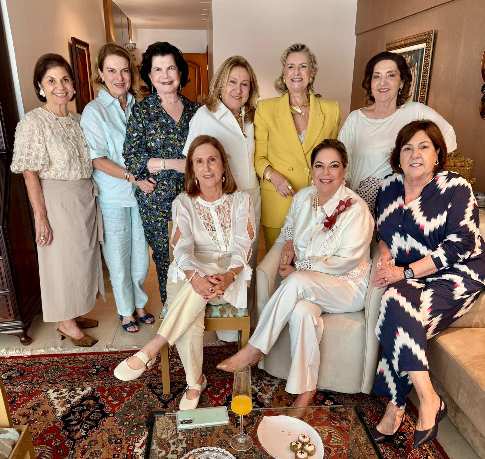 Soeli Gama, Claydes Maia,Teresa Bedran, Carlota Gottardi, Gracinha Nader, Angela Neme. Sentadas, Mary Helal de Paula, Letícia Pernambuco e Angela Pessoa