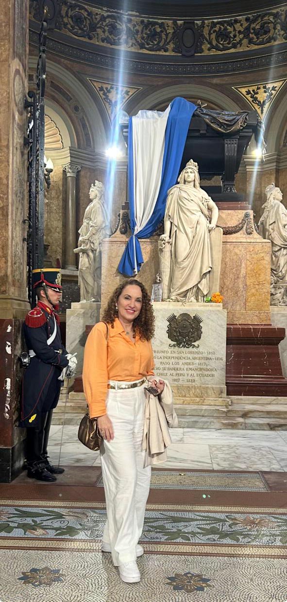 Rogéria visitando a Catedral Metropolitana de Buenos Aires