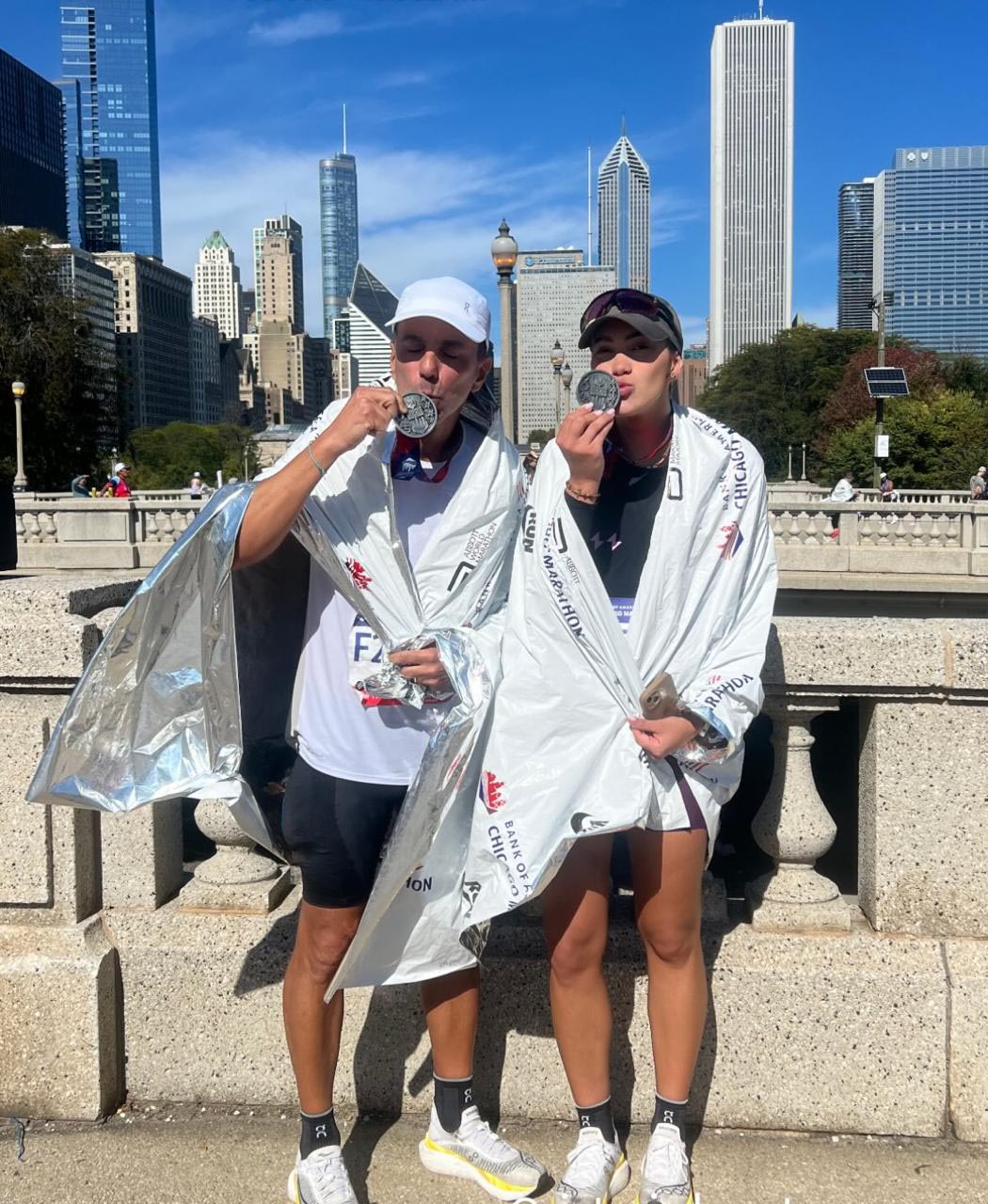 Léo e a filha comemorando a finalização da maratona