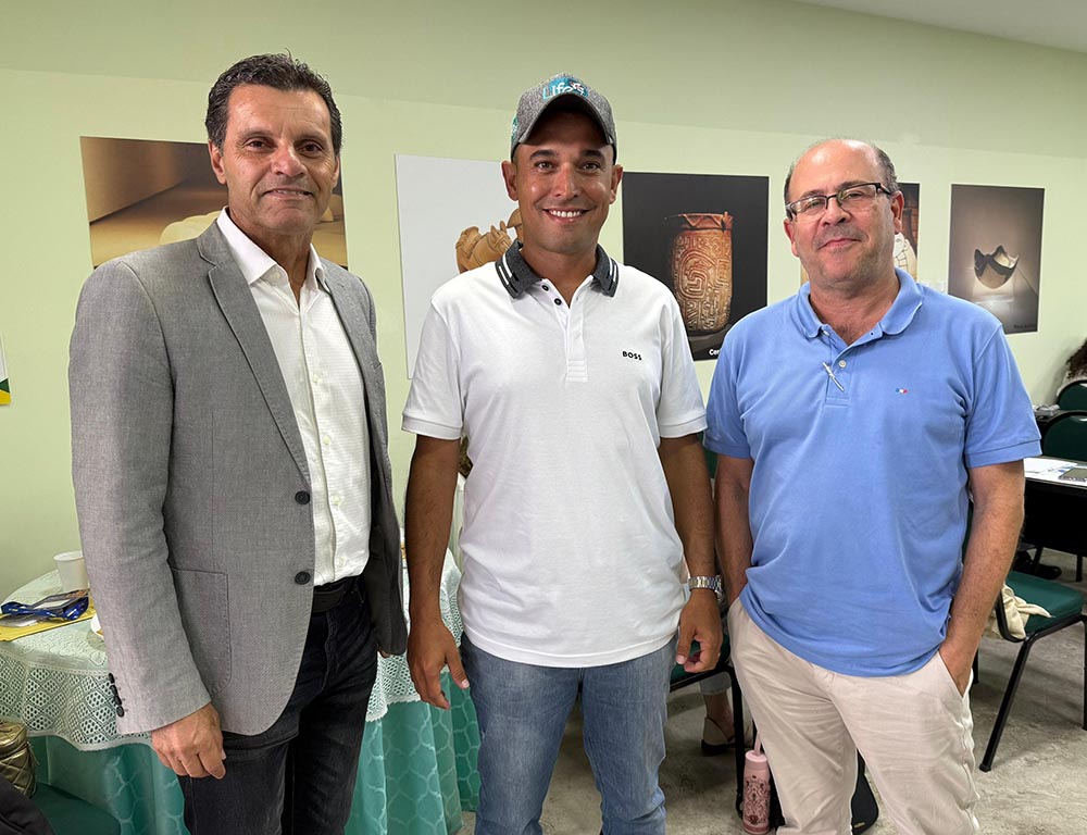 Heliomar Venâncio e Eduardo Pasquinelli, da AsBEA-ES, ladeando o CEO da Life Ecossistemas, Marcos Vinicius, participante do workshop sobre piscinas naturais e lagos ornamentais