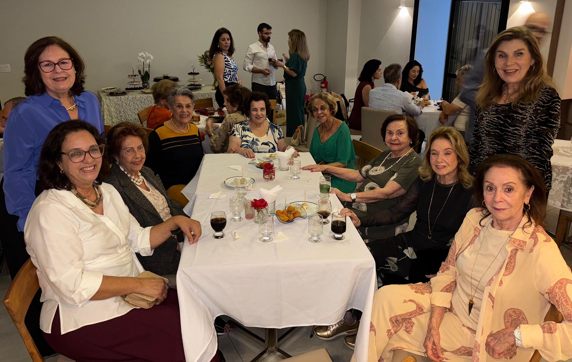 Regina Magalhães e amigas em seu aniversário