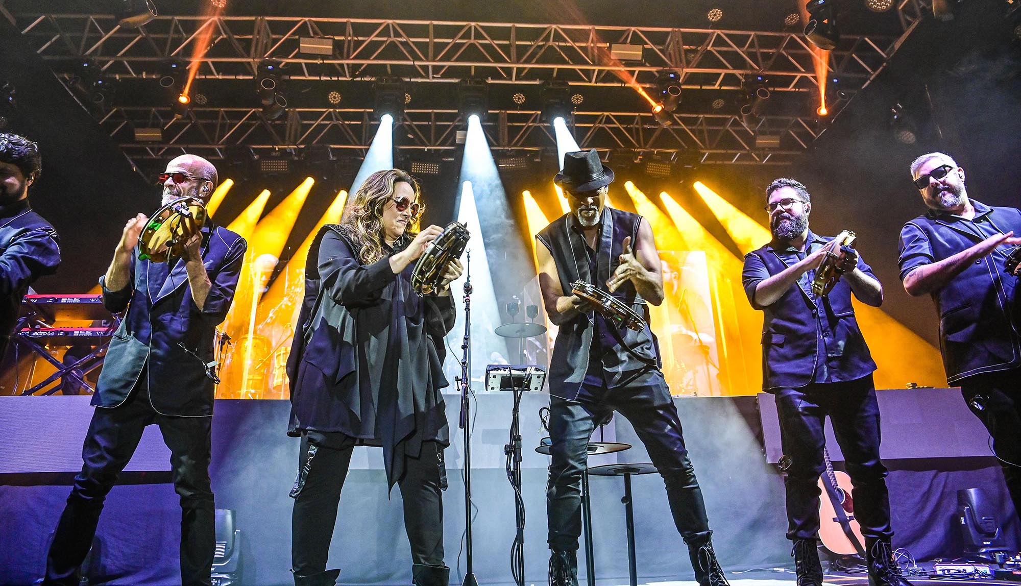 Ana Carolina no pandeiro com seus músicos