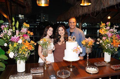 A aniversariante Elayne entre a filha Alice e o marido Hugo Rodrigues