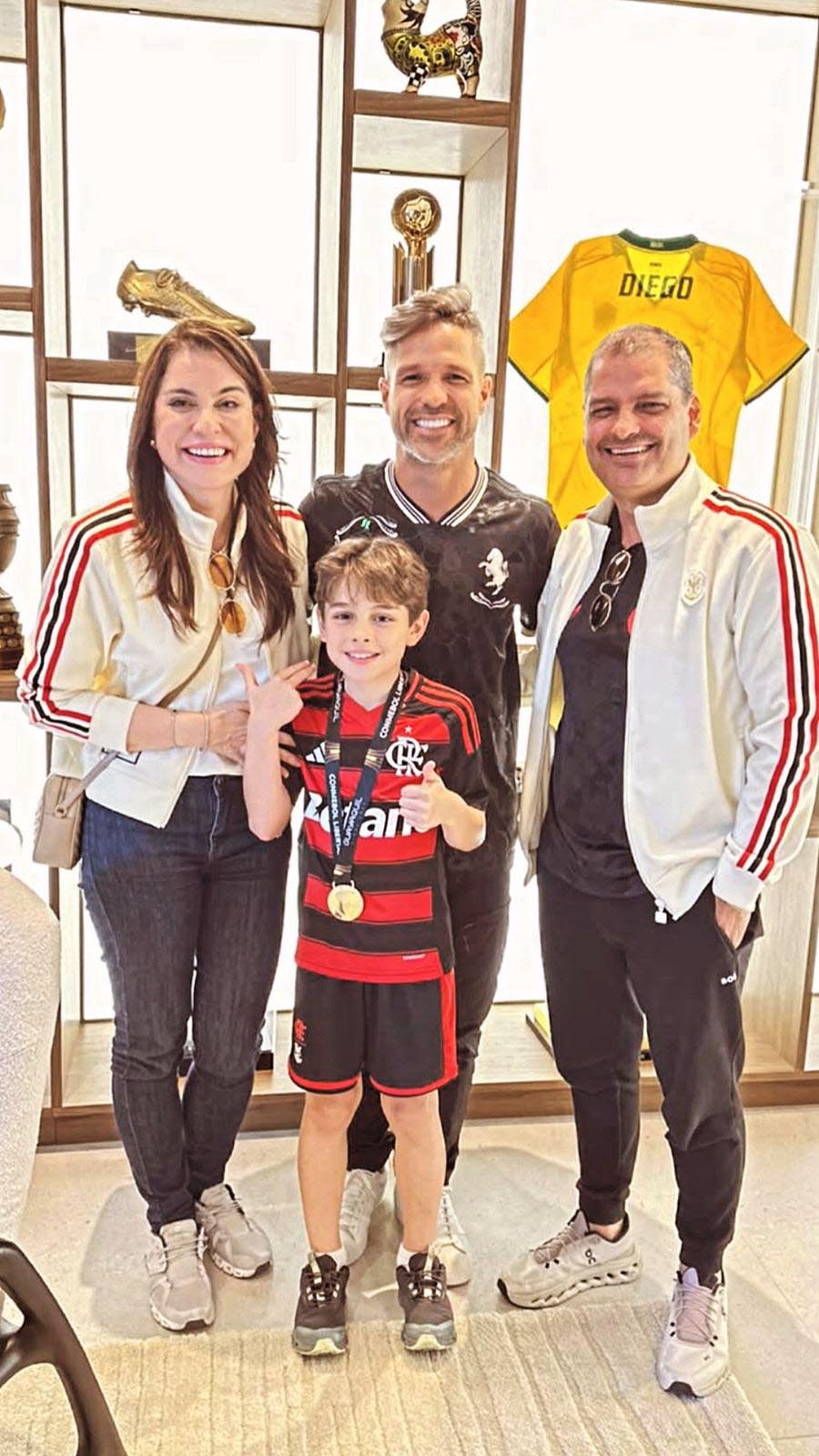 Diego Ribas entre o casal Debora Veronez e Patrick Ribeiro e o filho Benjamim