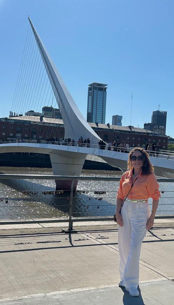 Rogéria na famosa Puente de La Mujer, em Puerto Madero