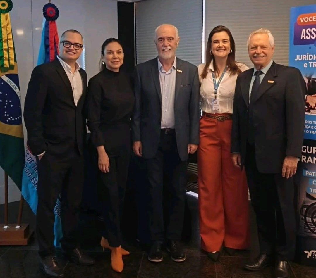 Da esquerda para a direita: Gustavo Demuner - Gerente do TRANSCARES, Karla Diniz - Diretora do TRANSCARES, Luiz Teixeira - Presidente do TRANSCARES, Alessandra Lamberti - Assessora Jurídica do TRANSCARES e Mário Natali Superintendente do TRANSCARES.