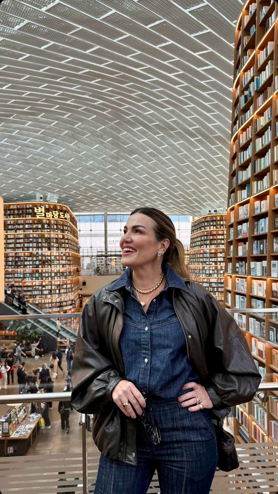 Priscila Passamani que está passeando e buscando novidades na área em Dermato e cosméticos em Seoul, na Starfield Library, que contm 30 prateleiras de livros.