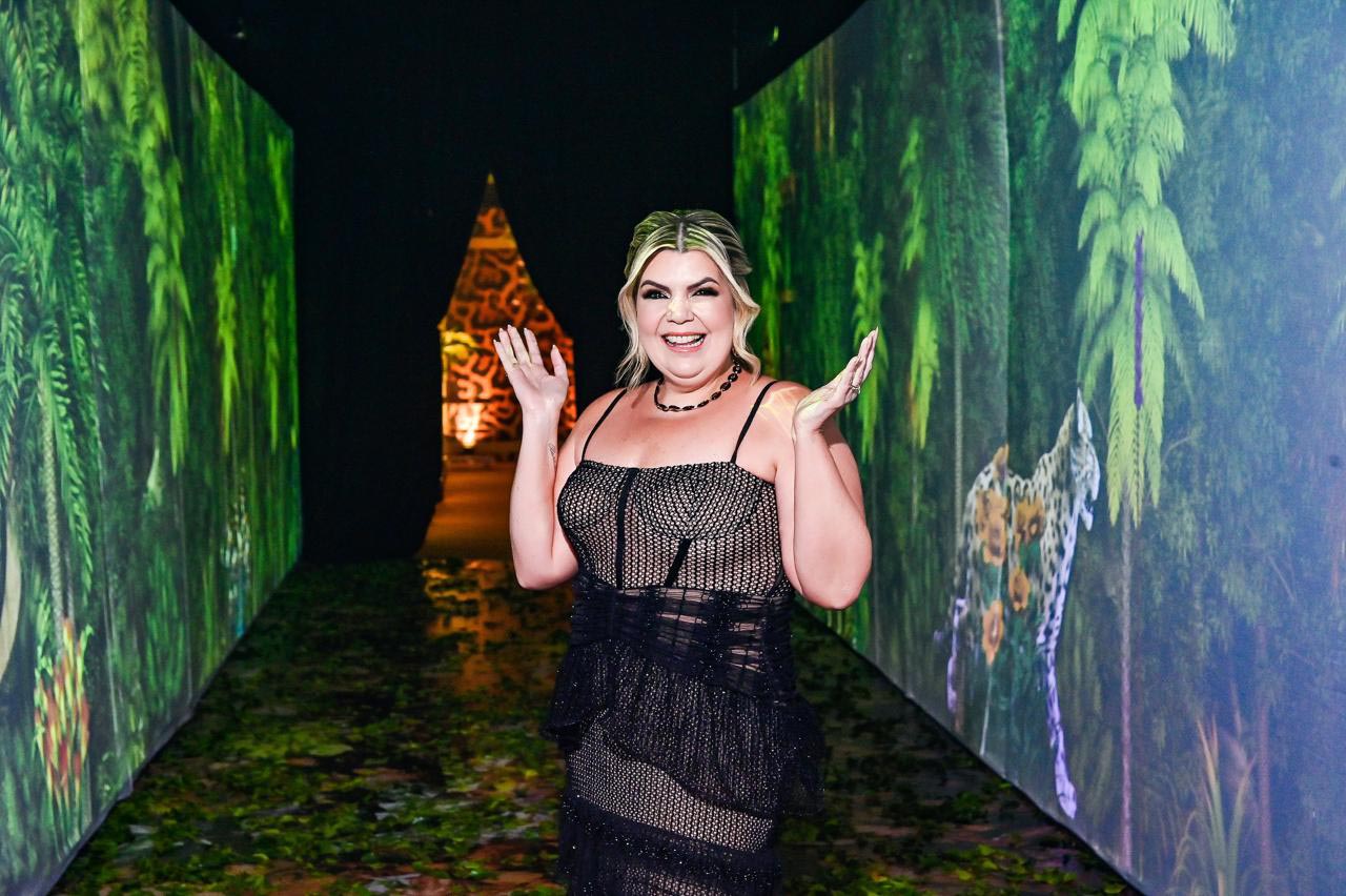Fernanda Prates no túnel na entrada da festa