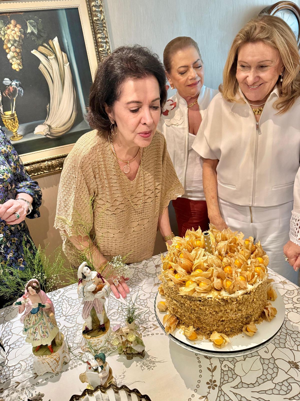 A aniversariante Gracinha Sarkis com bolo by Hélvia Abaurre