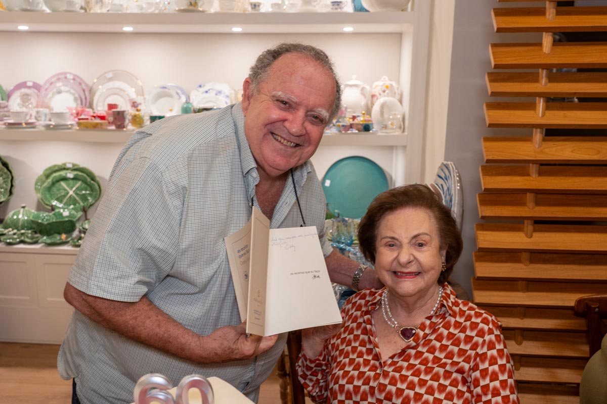 O chef Juarez Campos com o livro de Odely Fontana Pinto, com ele na foto