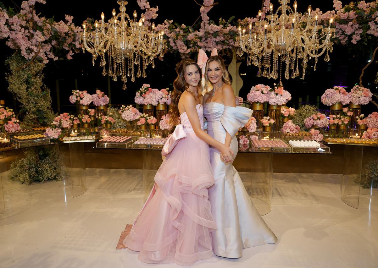 Beleza em dose dupla! Liz com sua mãe, Flavia Daroz