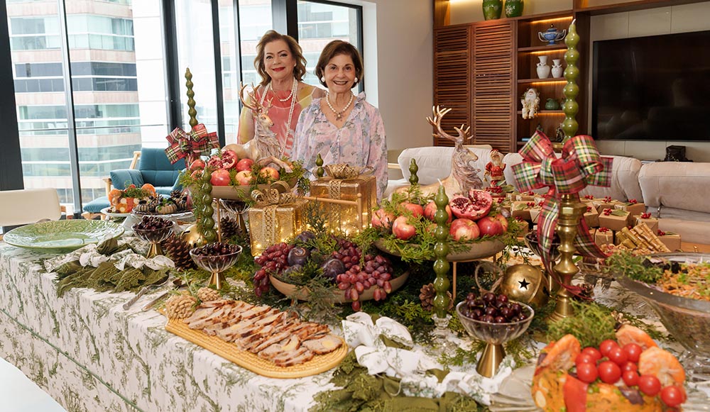 A anfitriã Helvia com a amiga Soeli Gama que assinou a decoração natalina