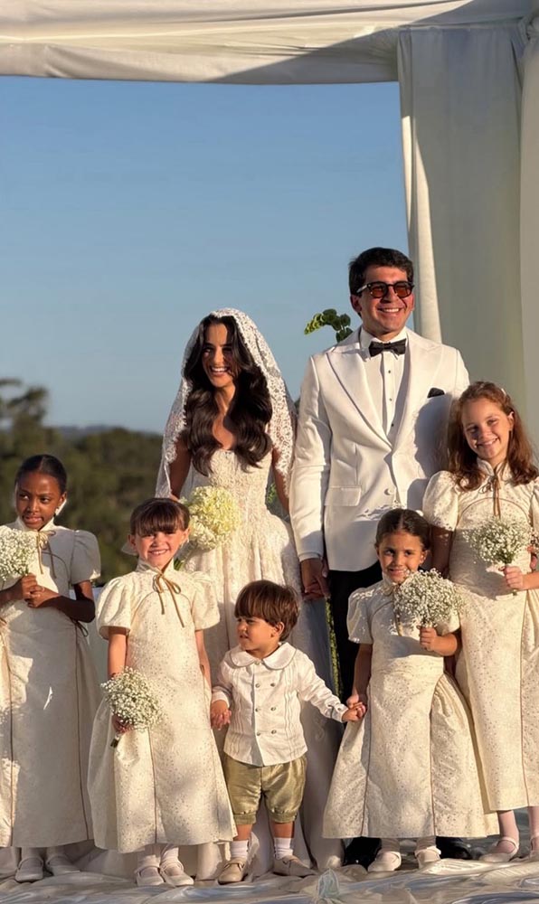 Bábara Louise e José Carone com seus pajens