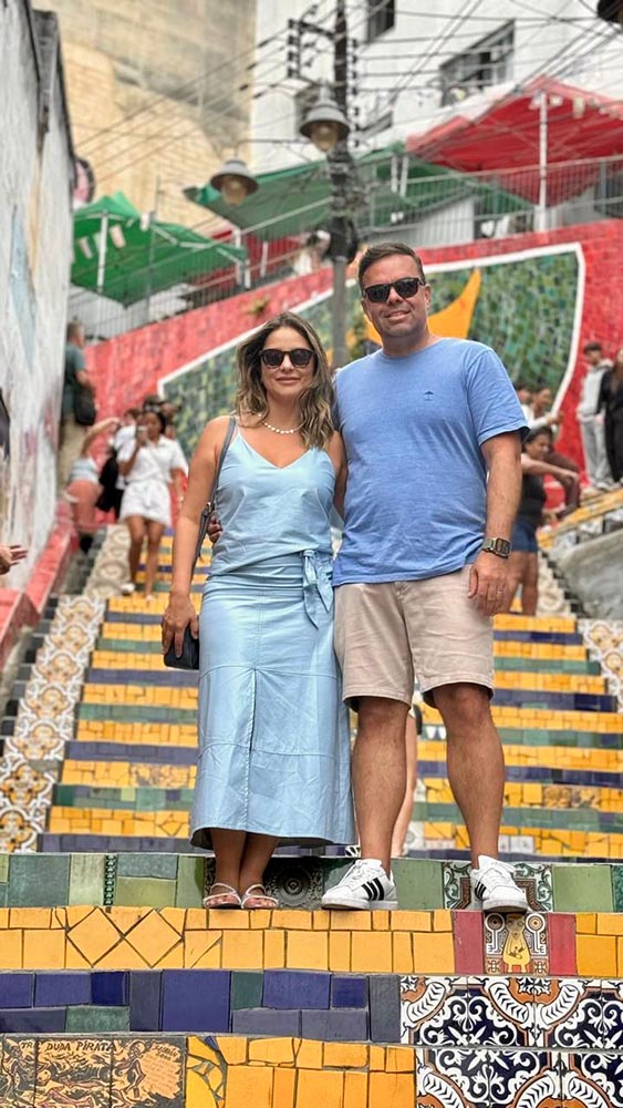 O casal Flor e Romão Durão curtindo dias de descanso no Rio de Janeiro! Na foto, na Escadaria Selarón, na Lapa