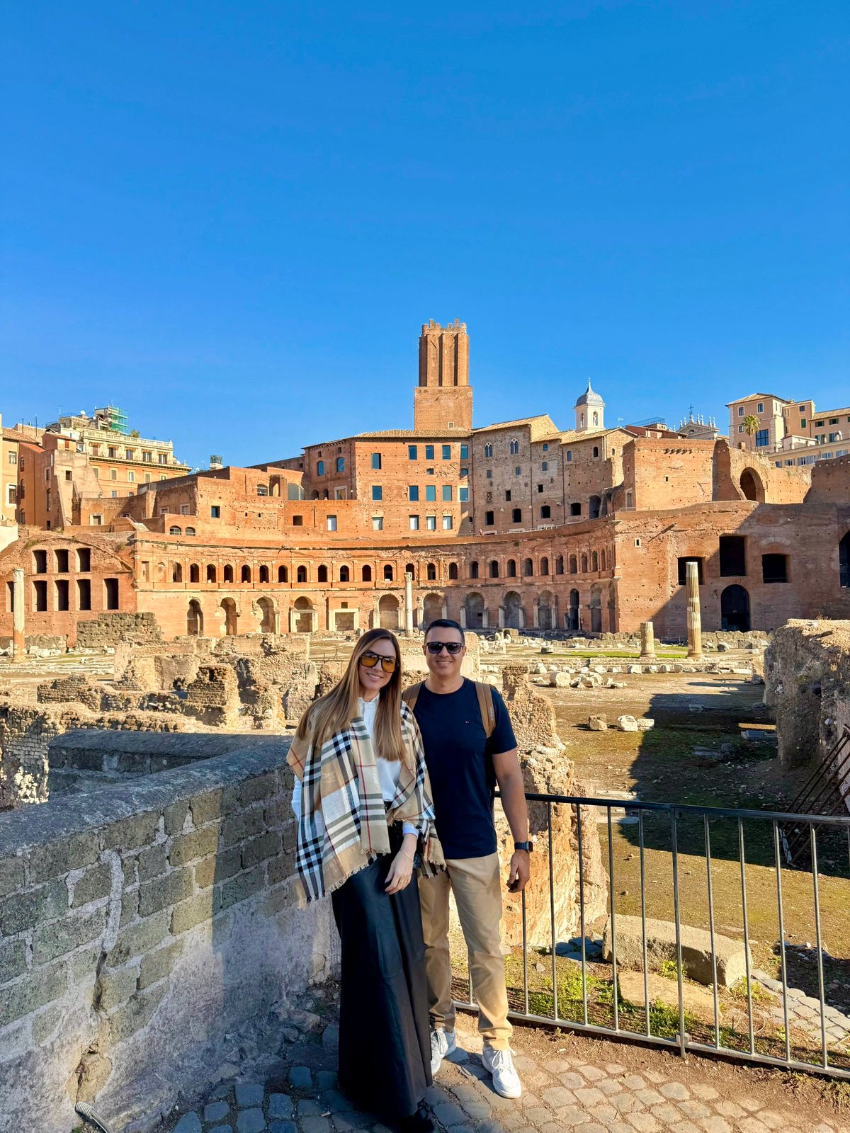 O casal Mônica Chambella e Vitor Vitório, em Roma, comemorando 20 anos de casados.