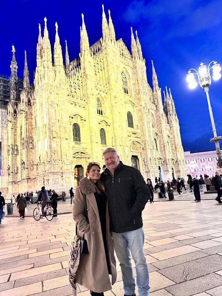 Veridiana e Douglas Bianchi em frente à Catedral Duomo, em Milão