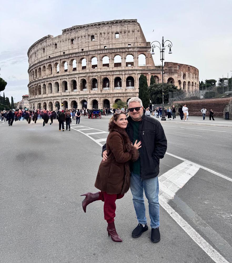O casal em frente ao Coliseu, em Roma