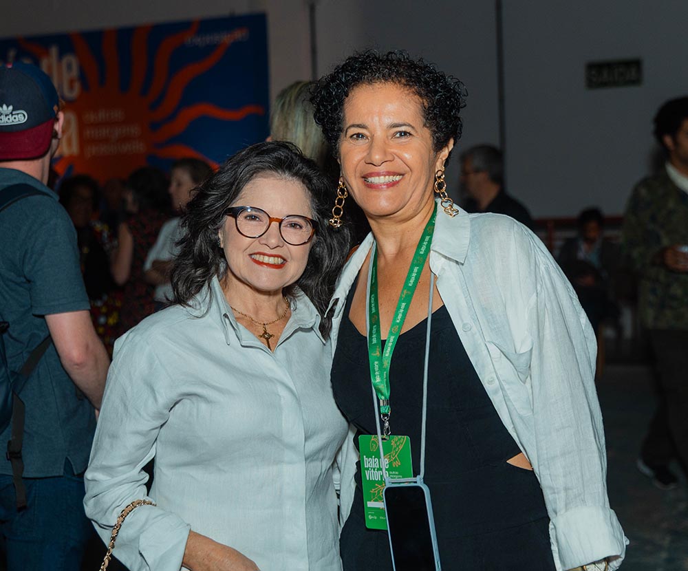 A designer Jacqueline Chiabay e a arquiteta Angela Gomes