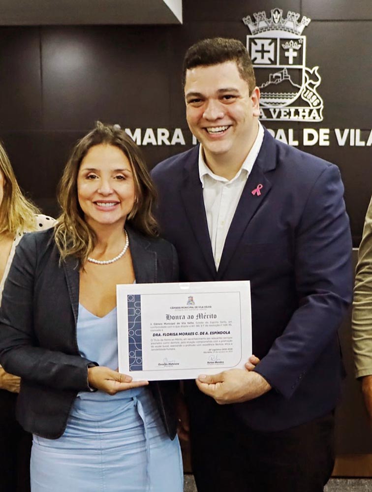 Dra Florisa Almeida recebeu na última quarta-feira, uma homenagem pelo Dia do Dentista, na Câmara de Vereadores de Vila Velha do Vereador Renzo Mendes, pelos serviços prestados à odontologia em Vila Velha
