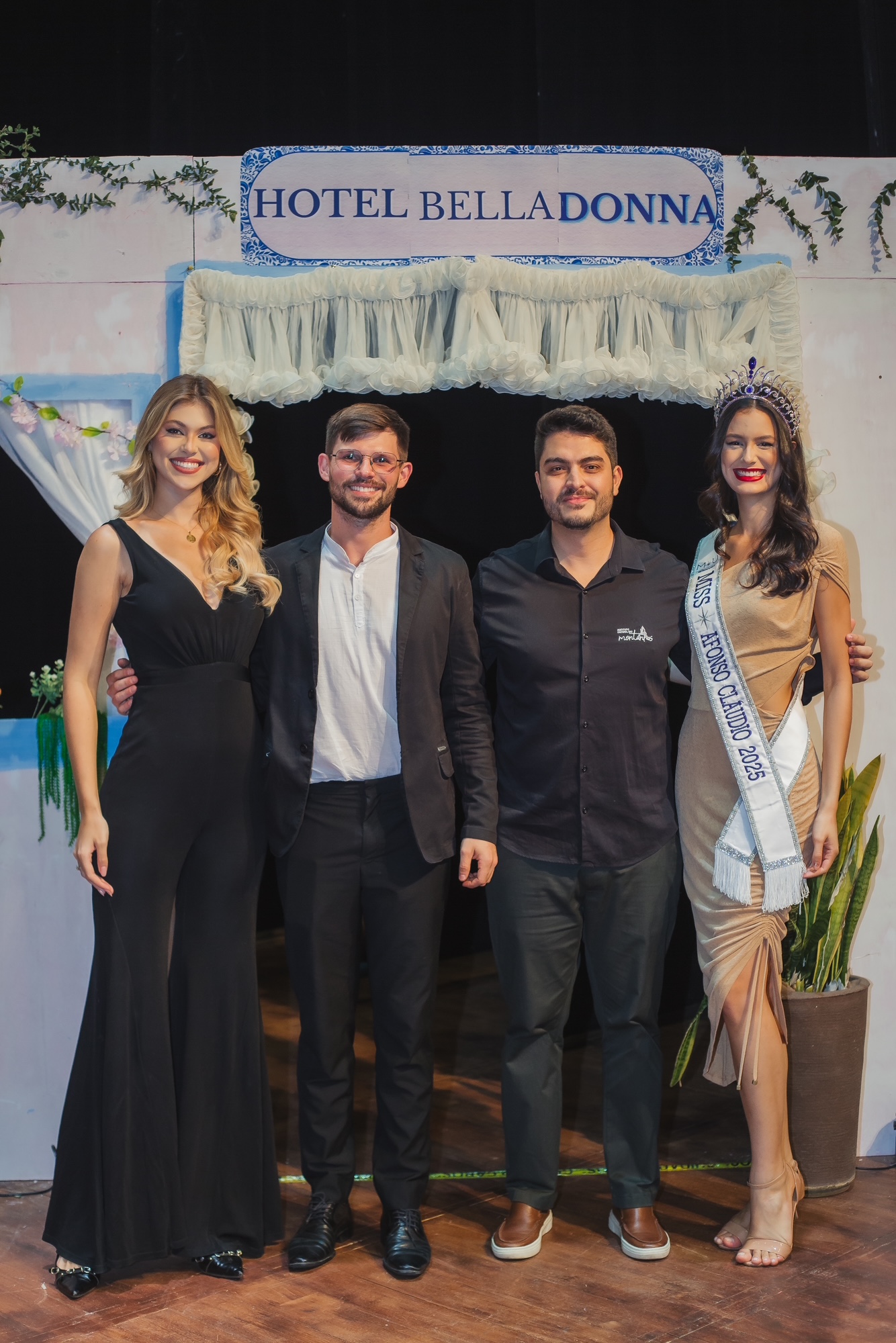 No musical "Mamma Mia" em Afonso Cláudio: A Miss Supranational 2025, Eduarda Braum, com o regente do Coral Cantares e professor do Instituto Cultural das Montanhas, Hugo Kuster; o fundador e coordenador do Instituto Cultural das Montanhas, Marcelo Dutra C