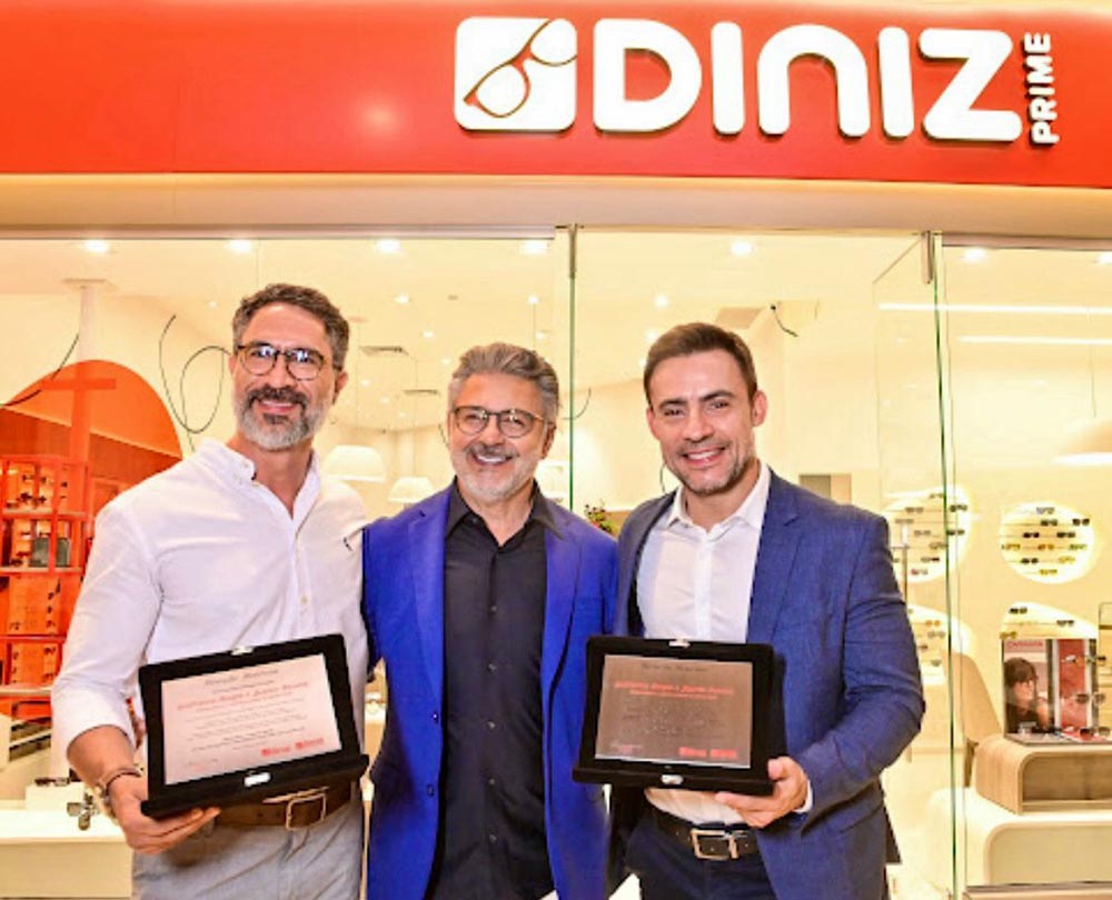 O fundador da marca Arione Diniz entre os franqueados capixabas Guilherme Borges e Juarez Rezena